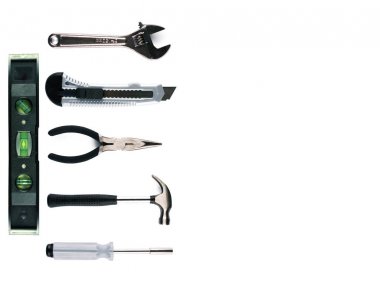 Beyaz arka plan üzerinde çeşitli araçlar kümesi.