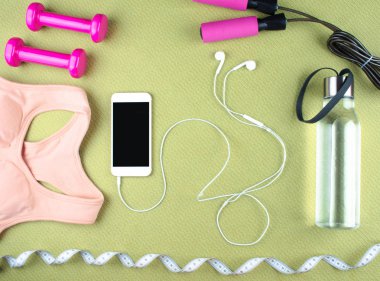 Düz ayakkabı, kulaklık, telefon shot yatıyordu.