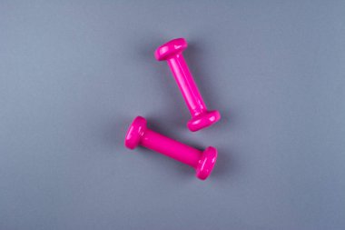 Düz ayakkabı, kulaklık, telefon shot yatıyordu.