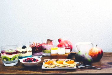 Sağlıklı kahvaltı rustik ahşap masa ayarla.