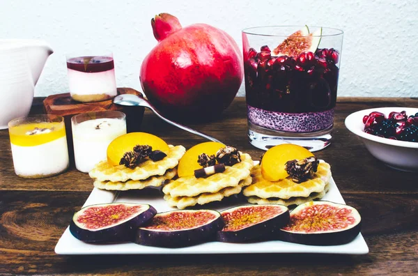 Sağlıklı kahvaltı rustik ahşap masa ayarla.