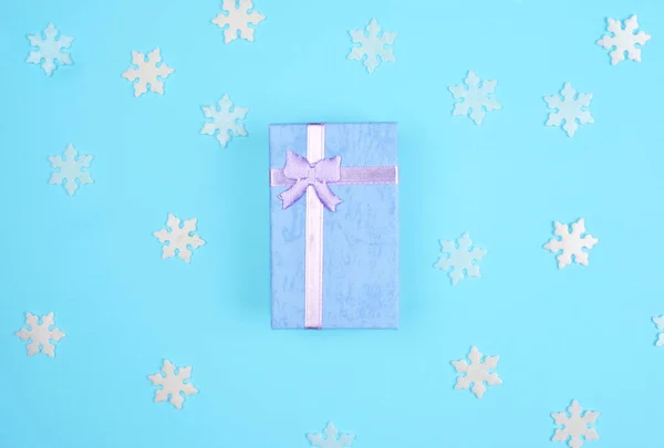 Caja de regalo sobre fondo colorido . — Foto de Stock