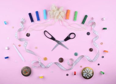 Arka dikiş araçları ve aksesuarları.