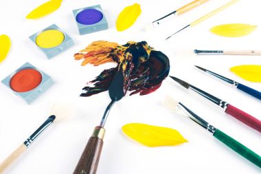 Çok renkli yağlı boya fırça darbeleri ile bıçak.