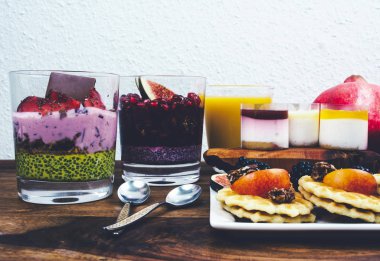 Sağlıklı kahvaltı rustik ahşap masa ayarla.