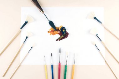 Çok renkli yağlı boya fırça darbeleri ile bıçak.