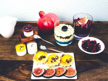 Sağlıklı kahvaltı rustik ahşap masa ayarla.