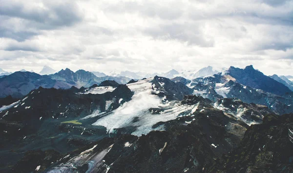 在阿尔卑斯山的美丽景观的视图. — 图库照片