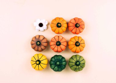 Bej renkli arka plan üzerinde dekoratif kabaklar.