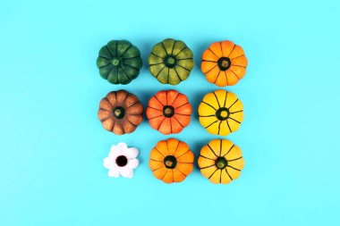 Mavi arka plan üzerinde dekoratif kabaklar.