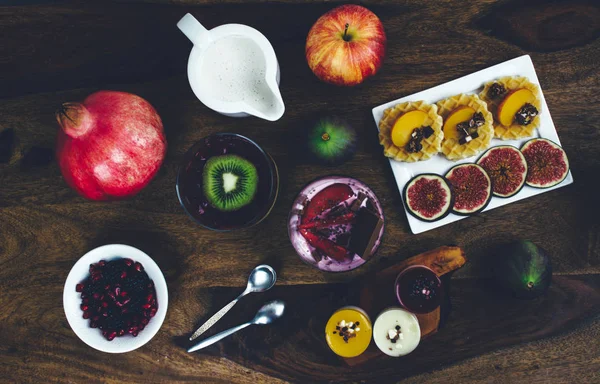 Sağlıklı kahvaltı rustik ahşap masa ayarla.