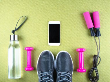 Düz ayakkabı, kulaklık, telefon shot yatıyordu.