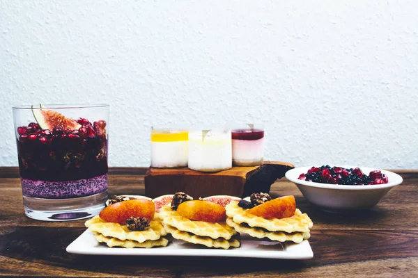 Sağlıklı kahvaltı rustik ahşap masa ayarla.