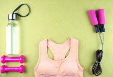 Düz ayakkabı, kulaklık, telefon shot yatıyordu.