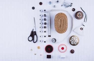 Arka dikiş araçları ve aksesuarları.