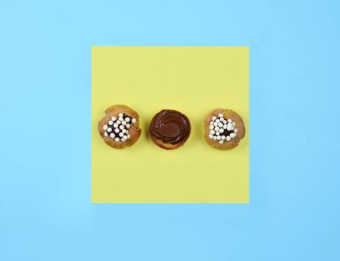 Trendy mavi zemin üzerine hamur işleri.