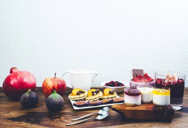 Sağlıklı kahvaltı rustik ahşap masa ayarla.