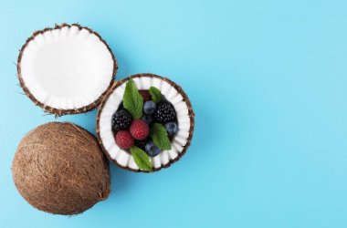 Çilek ile mavi arka plan üzerine Hindistan cevizi.