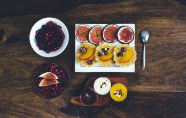 Sağlıklı kahvaltı rustik ahşap masa ayarla.