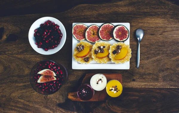 Sağlıklı kahvaltı rustik ahşap masa ayarla.