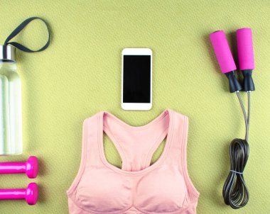 Düz ayakkabı, kulaklık, telefon shot yatıyordu.