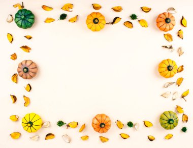 Bej renkli arka plan üzerinde dekoratif kabaklar.