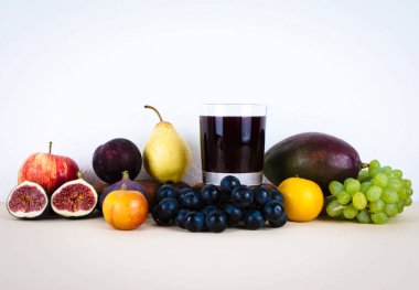 Sonbahar mevsim meyveleri ile üzüm suyu.