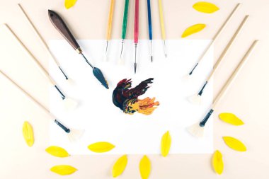 Çok renkli yağlı boya fırça darbeleri ile bıçak.