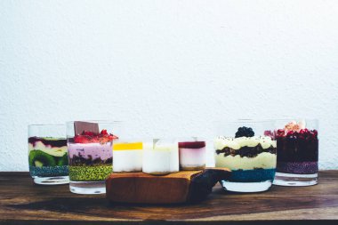 Sağlıklı kahvaltı rustik ahşap masa ayarla.