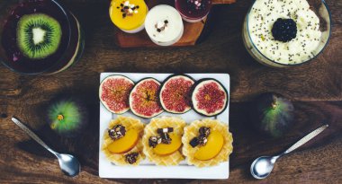 Sağlıklı kahvaltı rustik ahşap masa ayarla.