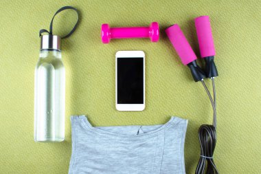 Düz ayakkabı, kulaklık, telefon shot yatıyordu.