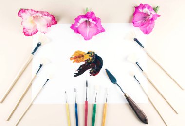 Çok renkli yağlı boya fırça darbeleri ile bıçak.