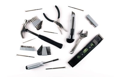 Beyaz arka plan üzerinde çeşitli araçlar kümesi.