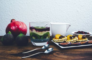 Sağlıklı kahvaltı rustik ahşap masa ayarla.