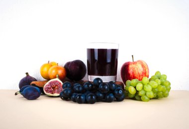 Sonbahar mevsim meyveleri ile üzüm suyu.