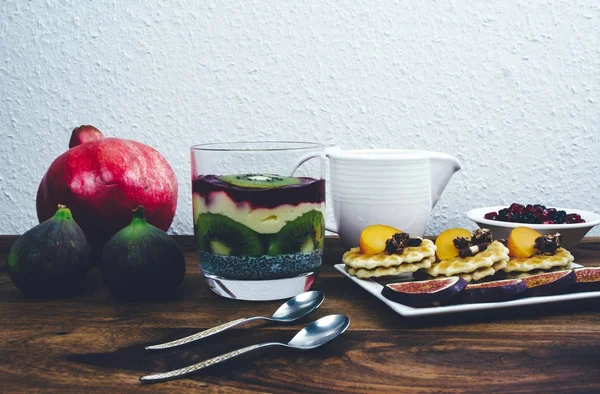 Sağlıklı kahvaltı rustik ahşap masa ayarla.