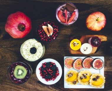 Sağlıklı kahvaltı rustik ahşap masa ayarla.