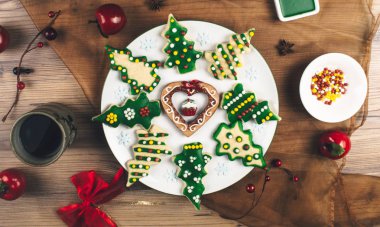 Lezzetli Noel gingerbread çerezleri.