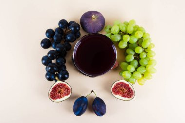 Sonbahar mevsim meyveleri ile üzüm suyu.