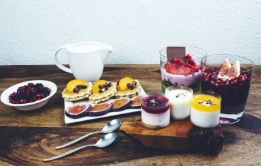 Sağlıklı kahvaltı rustik ahşap masa ayarla.