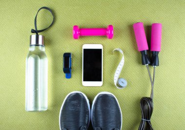 Düz ayakkabı, kulaklık, telefon shot yatıyordu.