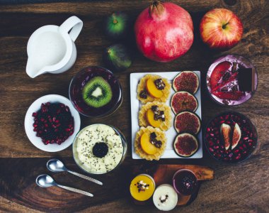 Sağlıklı kahvaltı rustik ahşap masa ayarla.