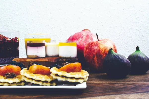 Sağlıklı kahvaltı rustik ahşap masa ayarla.