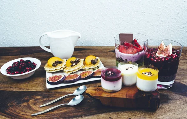 Sağlıklı kahvaltı rustik ahşap masa ayarla.