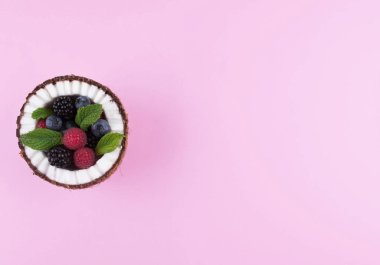 Pembe çilek ile Hindistan cevizi.