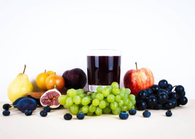 Sonbahar mevsim meyveleri ile üzüm suyu.
