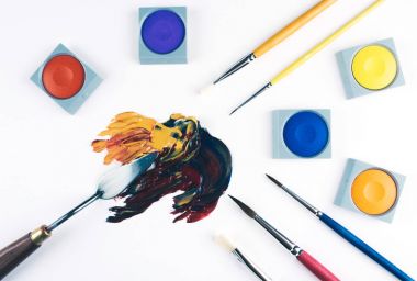 Çok renkli yağlı boya fırça darbeleri ile bıçak.