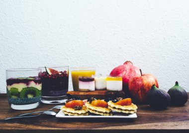 Sağlıklı kahvaltı rustik ahşap masa ayarla.