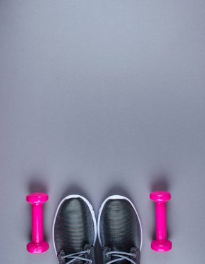 Düz ayakkabı, kulaklık, telefon shot yatıyordu.