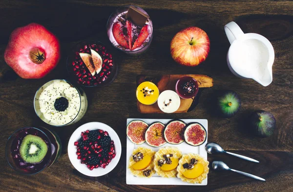 Sağlıklı kahvaltı rustik ahşap masa ayarla.